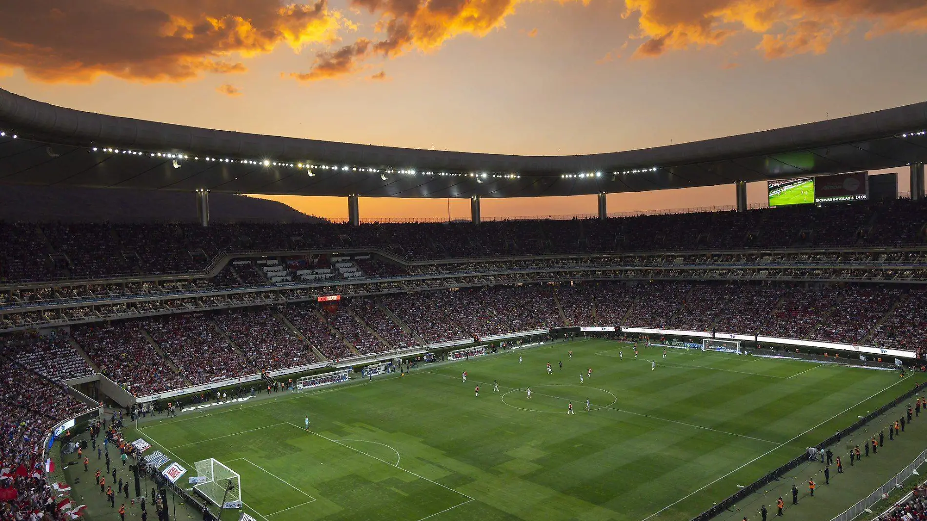 Estadio Akron lleno